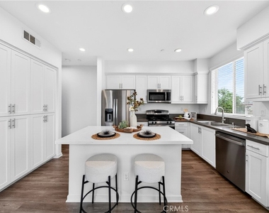 156 N Orange - Photo Thumbnail 11