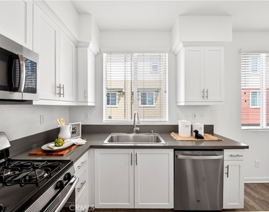 156 N Orange - Photo Thumbnail 8