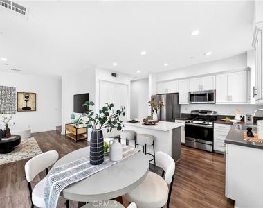 156 N Orange - Photo Thumbnail 14