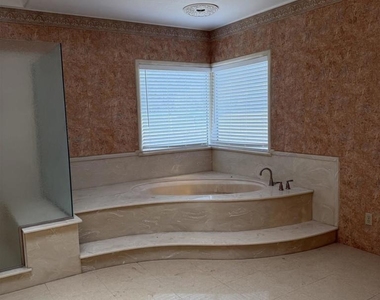 1555 Willow Glen Dr. - Photo Thumbnail 10