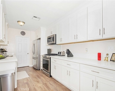1007 S Cedar Avenue - Photo Thumbnail 5