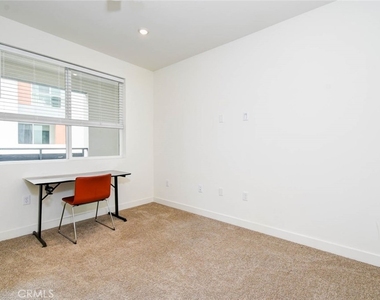 1814 E 1st Street - Photo Thumbnail 16