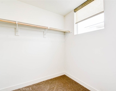 1814 E 1st Street - Photo Thumbnail 4