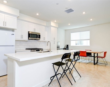 1814 E 1st Street - Photo Thumbnail 11