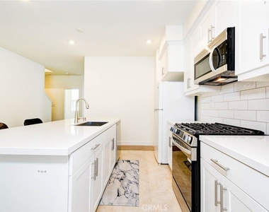 1814 E 1st Street - Photo Thumbnail 12
