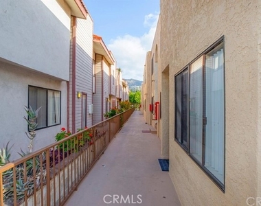 330 Cameron Place - Photo Thumbnail 3