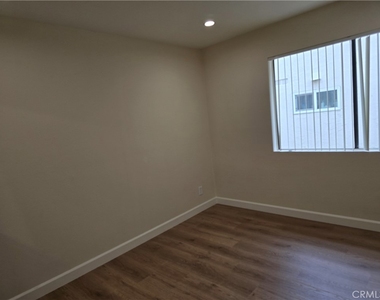 330 Cameron Place - Photo Thumbnail 8