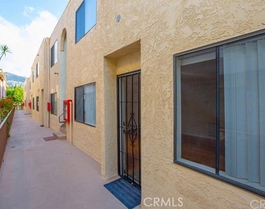 330 Cameron Place - Photo Thumbnail 2
