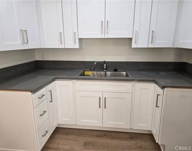 330 Cameron Place - Photo Thumbnail 6