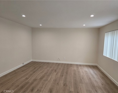 330 Cameron Place - Photo Thumbnail 10