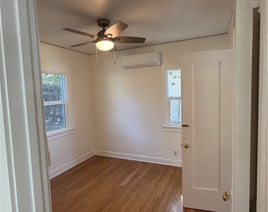 2704 Mayfield Avenue - Photo Thumbnail 7