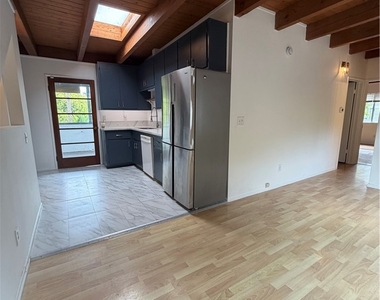 400 N Maple Drive - Photo Thumbnail 16
