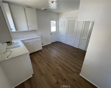 733 W Oceanview Avenue - Photo Thumbnail 4