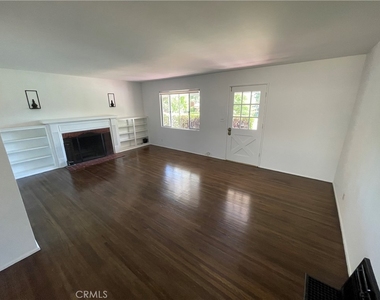 733 W Oceanview Avenue - Photo Thumbnail 2