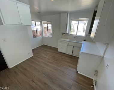 733 W Oceanview Avenue - Photo Thumbnail 6