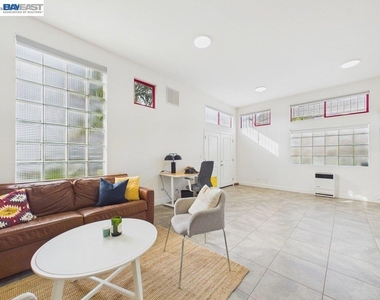 2932 Filbert St - Photo Thumbnail 24
