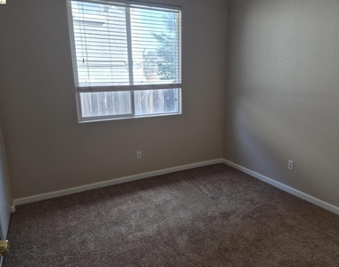4127 Cherry Point Ct - Photo Thumbnail 11