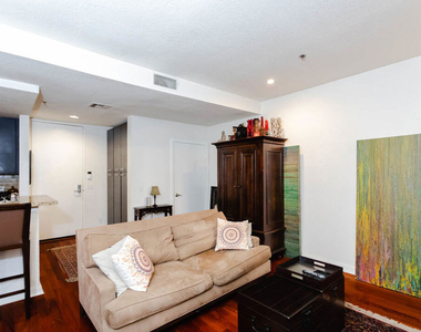 585 N Rossmore Avenue - Photo Thumbnail 4