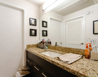 585 N Rossmore Avenue - Photo Thumbnail 13