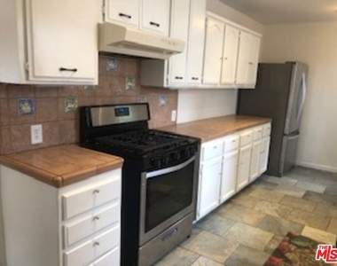 15819 Leadwell Street - Photo Thumbnail 5