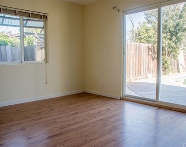 15819 Leadwell Street - Photo Thumbnail 7