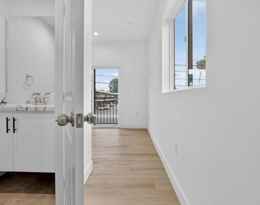11446 Oxnard Street - Photo Thumbnail 17