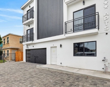 11446 Oxnard Street - Photo Thumbnail 40