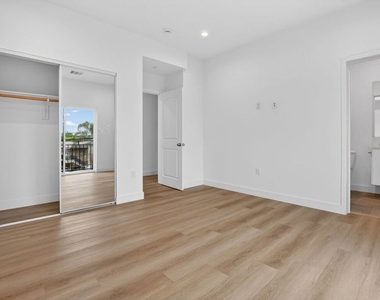 11446 Oxnard Street - Photo Thumbnail 33