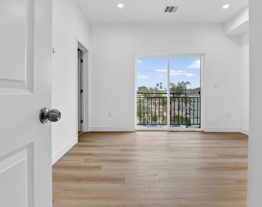 11446 Oxnard Street - Photo Thumbnail 31