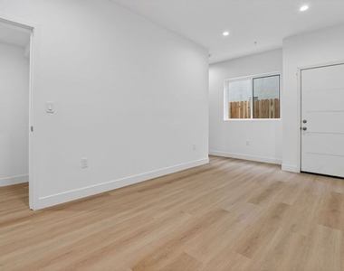 11446 Oxnard Street - Photo Thumbnail 15