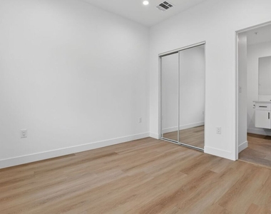 11446 Oxnard Street - Photo Thumbnail 23