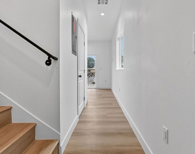11446 Oxnard Street - Photo Thumbnail 28