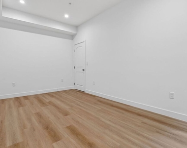 11446 Oxnard Street - Photo Thumbnail 13