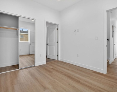 11446 Oxnard Street - Photo Thumbnail 25