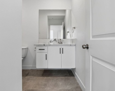 11446 Oxnard Street - Photo Thumbnail 8