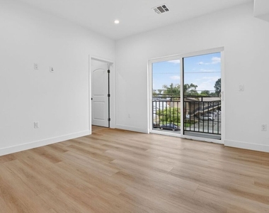11446 Oxnard Street - Photo Thumbnail 32