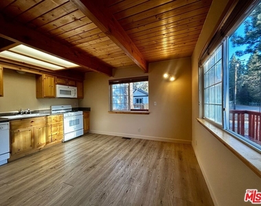 525 Santa Barbara Avenue - Photo Thumbnail 3