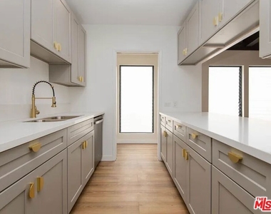 2819 Pacific View Trail - Photo Thumbnail 8
