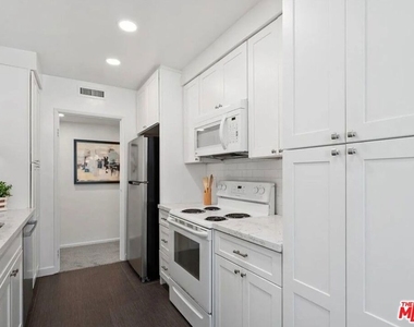540 Kelton Avenue - Photo Thumbnail 5