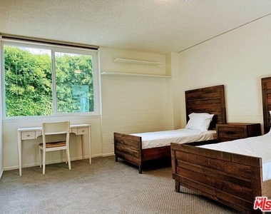 540 Kelton Avenue - Photo Thumbnail 7