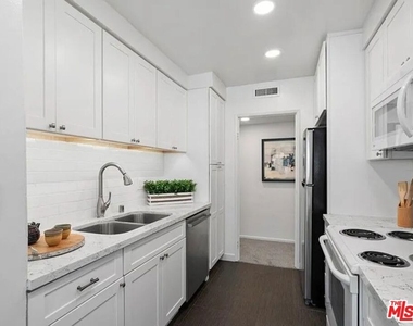 540 Kelton Avenue - Photo Thumbnail 6