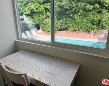 540 Kelton Avenue - Photo Thumbnail 8