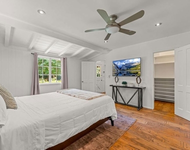 23057 Sylvan Street - Photo Thumbnail 6