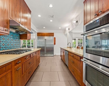 23057 Sylvan Street - Photo Thumbnail 5