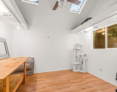 23057 Sylvan Street - Photo Thumbnail 12