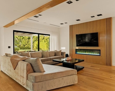 23283 Erwin Street - Photo Thumbnail 9