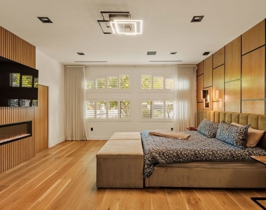 23283 Erwin Street - Photo Thumbnail 16