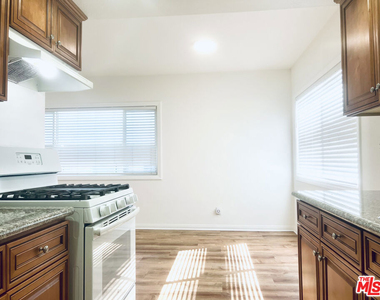 5263 Riverton Avenue - Photo Thumbnail 12