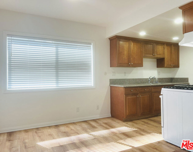 5263 Riverton Avenue - Photo Thumbnail 11