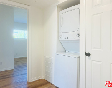 5263 Riverton Avenue - Photo Thumbnail 17